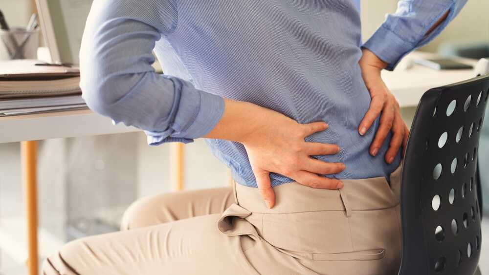 Bệnh nhân bị đau nhức dữ dội vùng cột sống thắt lưng khi ngồi làm việc