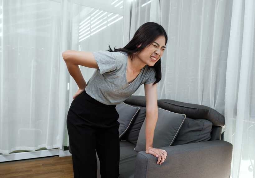 Bệnh nhân nữ bị đau nhức dữ dội vùng hông và thắt lưng do chèn ép dây thần kinh tọa