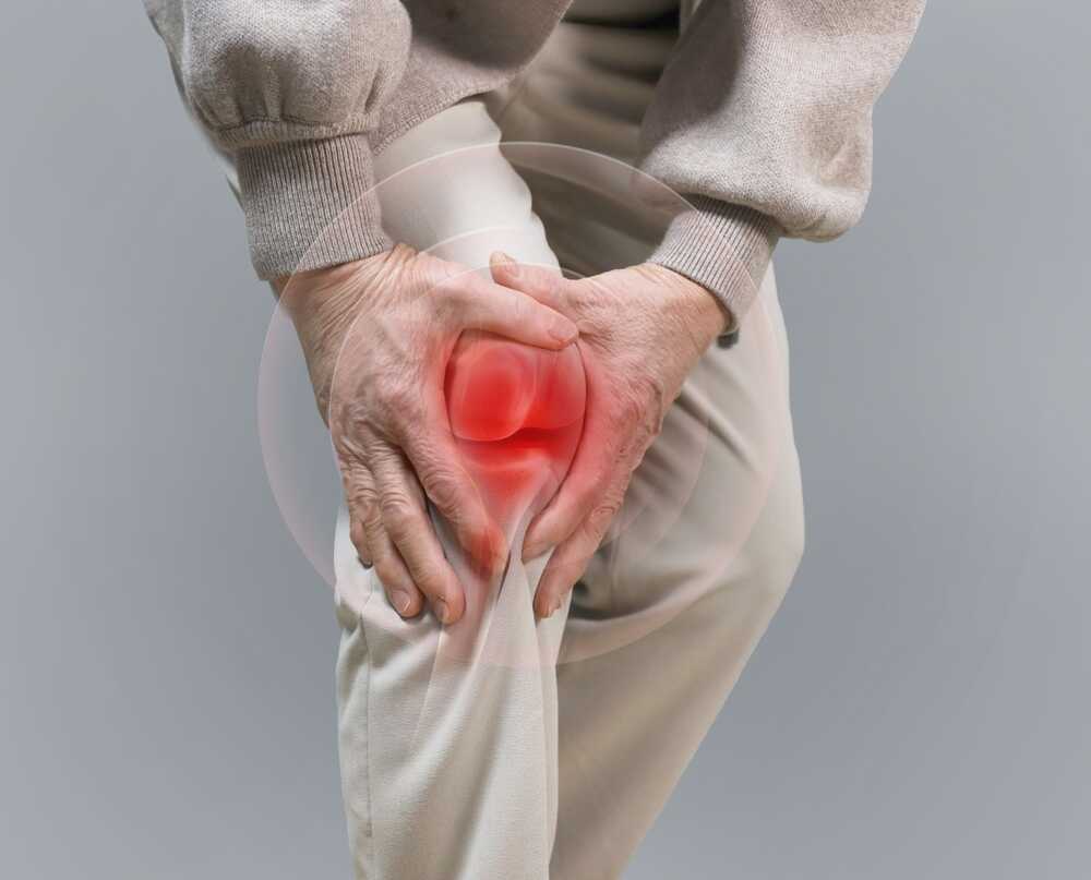 Người cao tuổi bị đau nhức và sưng viêm khớp gối do thoái hóa cơ xương khớp