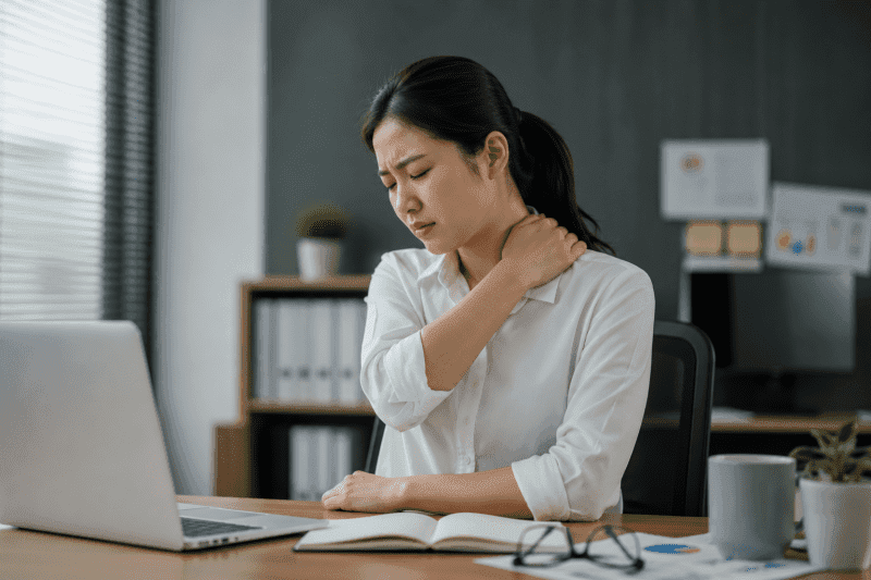 Nữ nhân viên văn phòng bị đau mỏi cổ vai gáy khi ngồi làm việc bên máy tính
