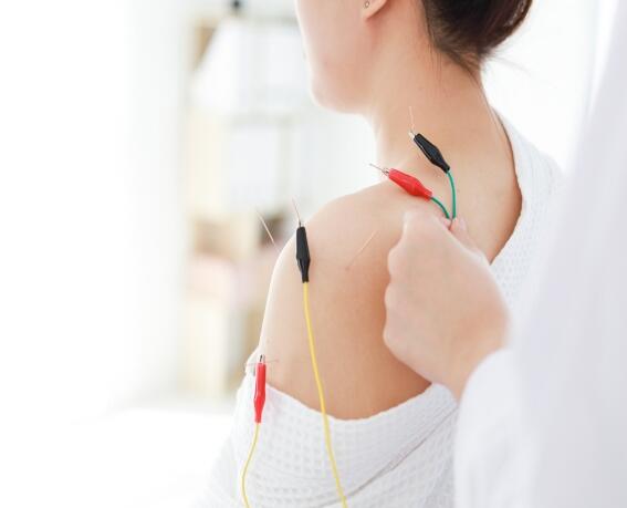 Bác sĩ thực hiện châm cứu điều trị đau cổ vai gáy cho bệnh nhân tại Trần Y Đường
