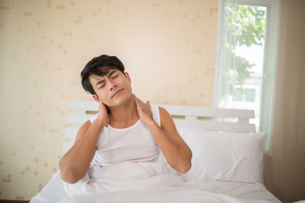 Bệnh nhân bị đau cứng cổ và hạn chế biên độ vận động vùng cổ gáy sau khi ngủ dậy