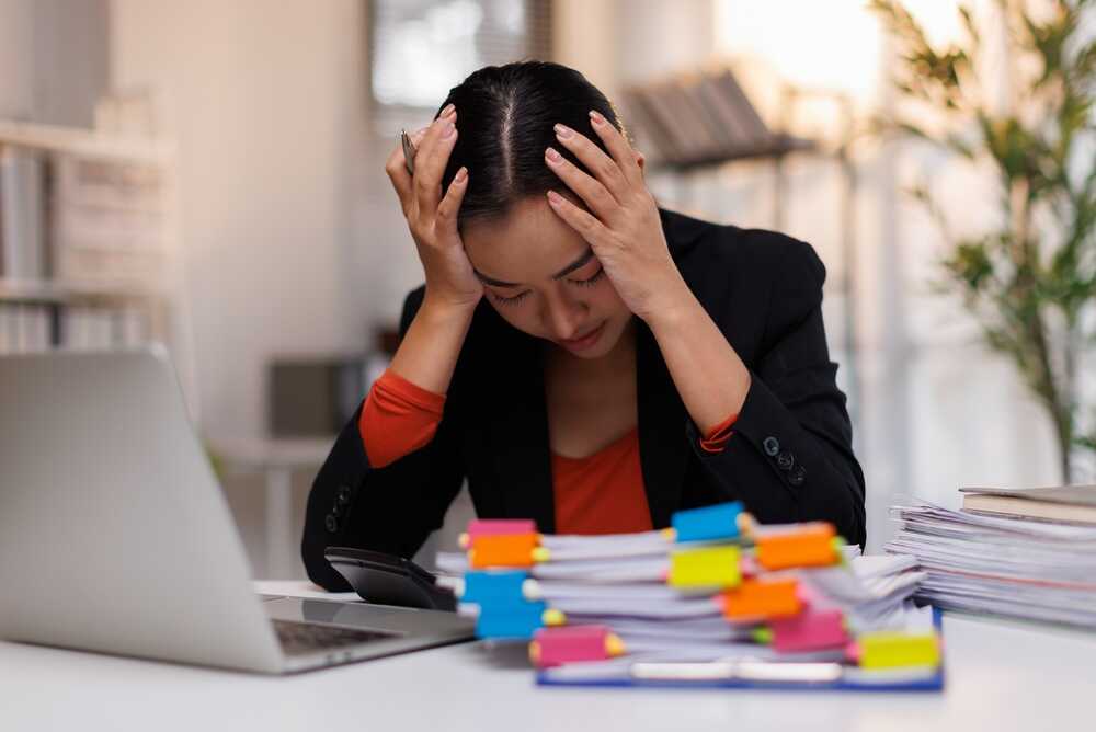 Nữ nhân viên văn phòng bị căng thẳng mệt mỏi và stress kéo dài gây mất ngủ suy nhược thần kinh